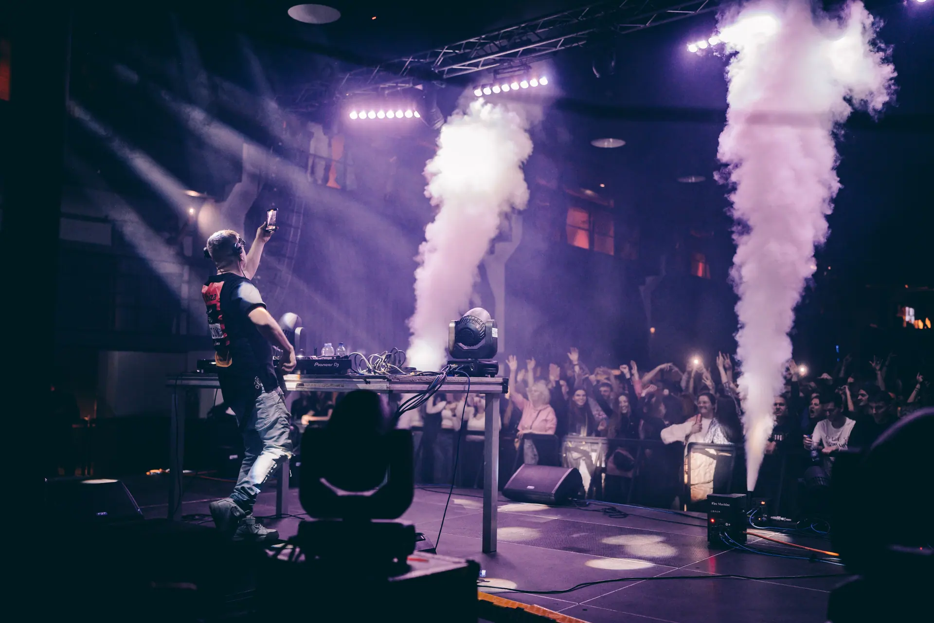 CO2 delá strieľajúce z pódia počas DJ setu, pred pódiom tancujúci ľudia