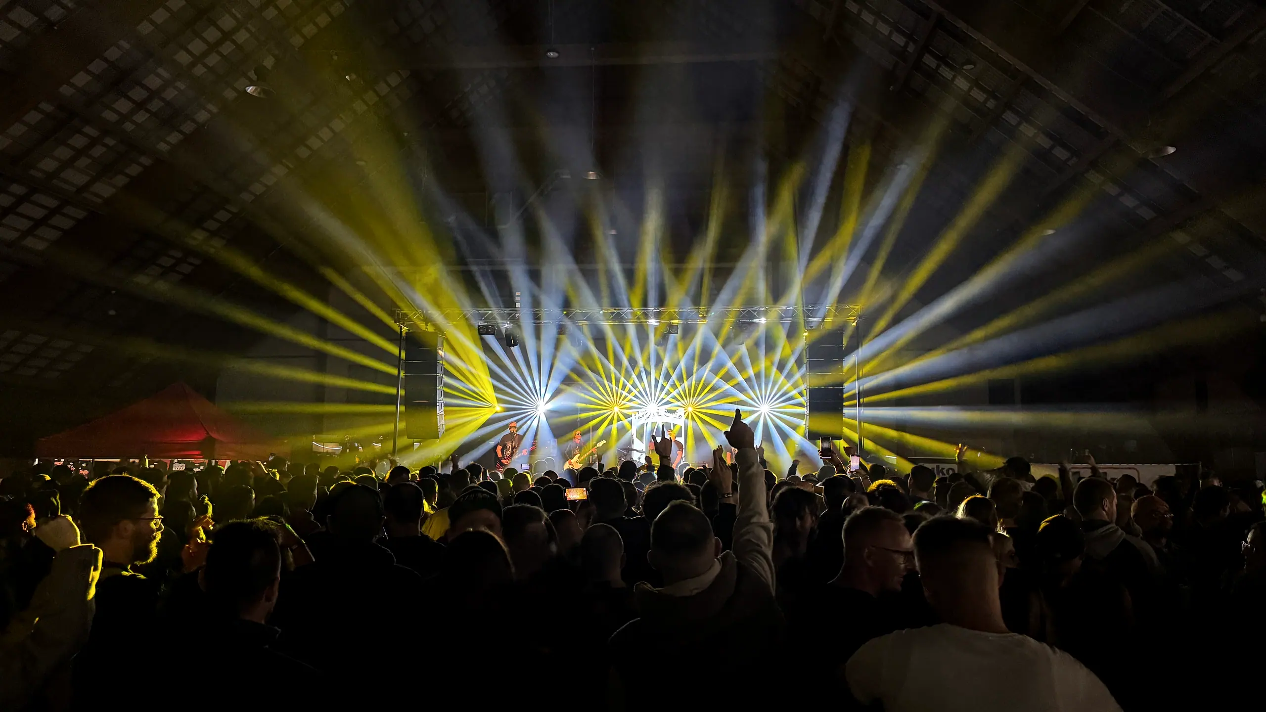 Koncert Horkýže Slíže v Oravskej Lesnej: dav pred pódiom pod vejárom svetelných lúčov
