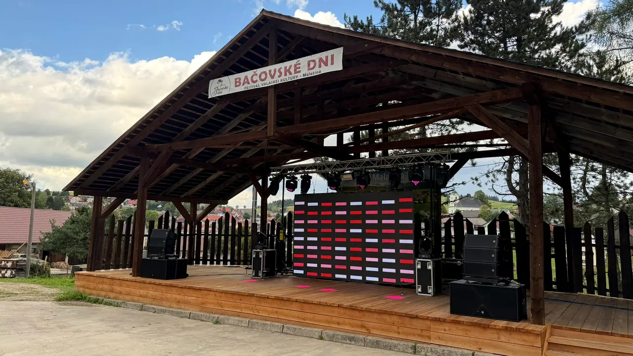 LED obrazovka na drevenom pódiu počas Bačovských dní