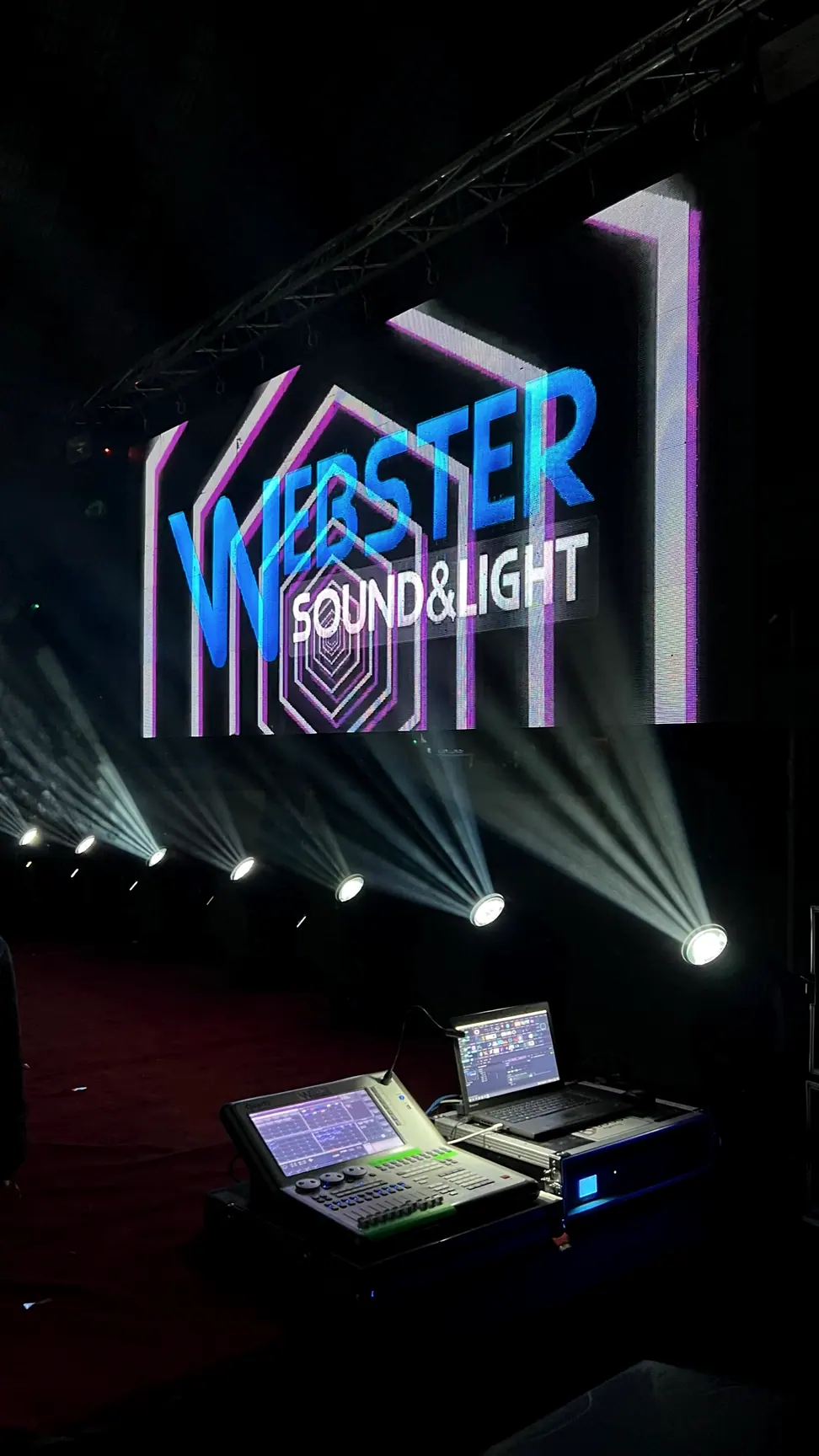 LED stena s logom Webster, svetelný pult a beam svetlá