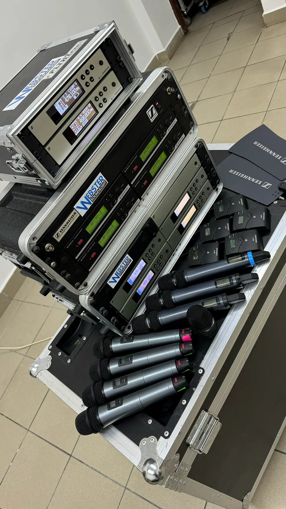 Racky bezdrôtových prijímačov Sennheiser s ručnými mikrofónmi a bodypackmi