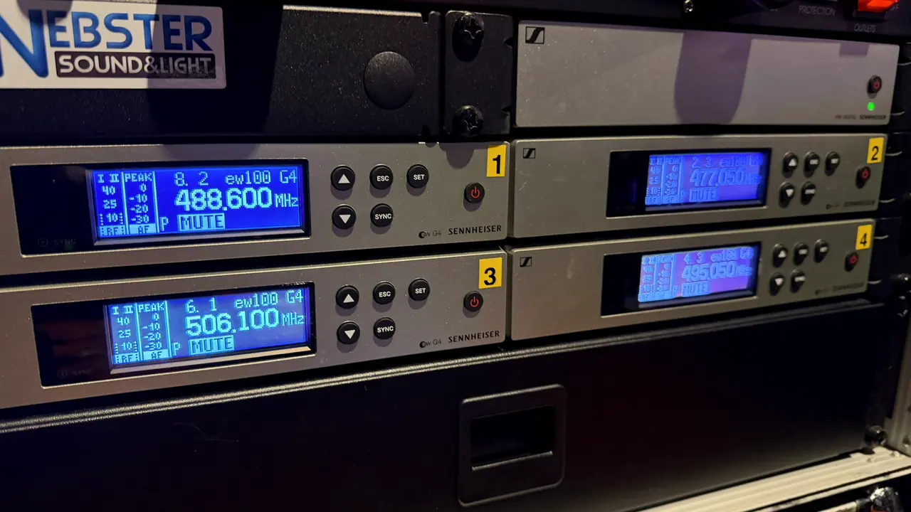 Bezdrôtové prijímače Sennheiser v racku s označením Webster Sound & Light