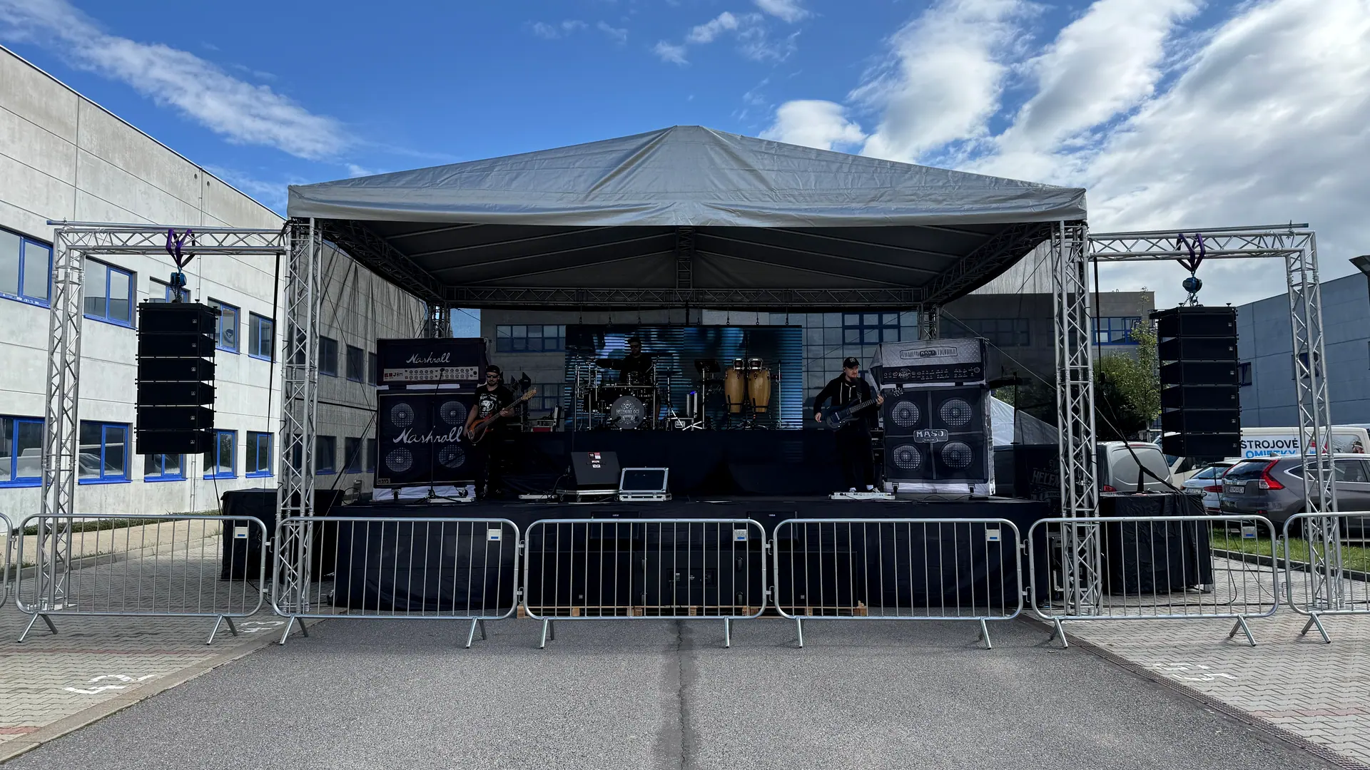 Kompletné prestrešené pódium s line array ozvučením a kapelou pri zvukovej skúške