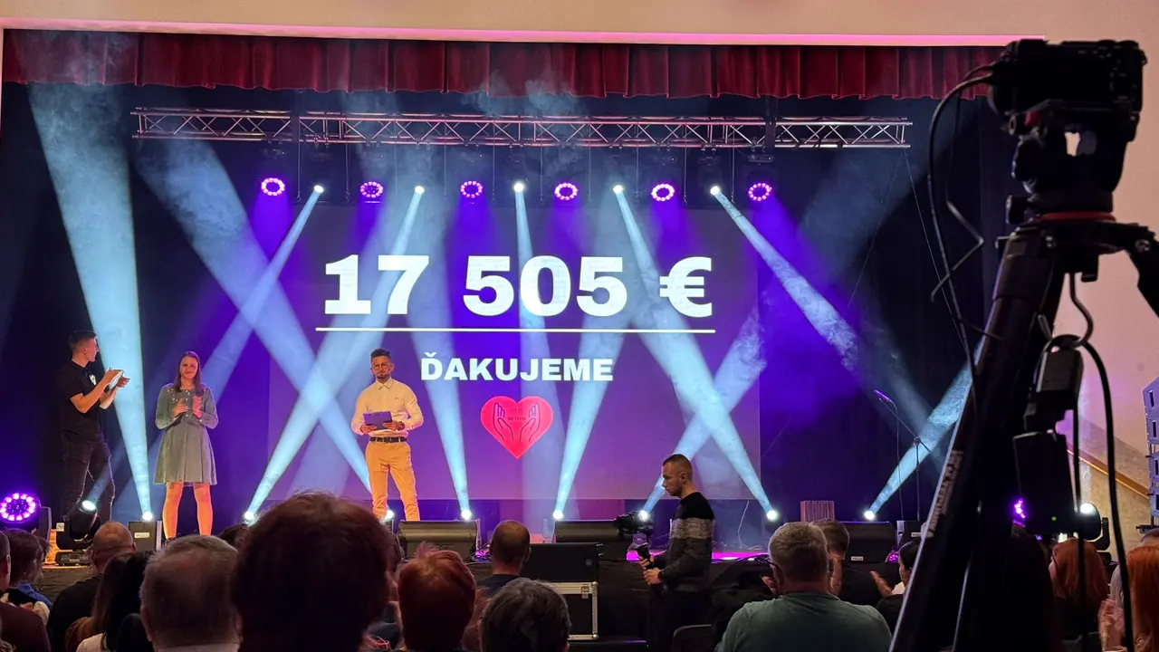 Záver benefičného koncertu s vyhlásením vyzbieranej sumy na LED obrazovke