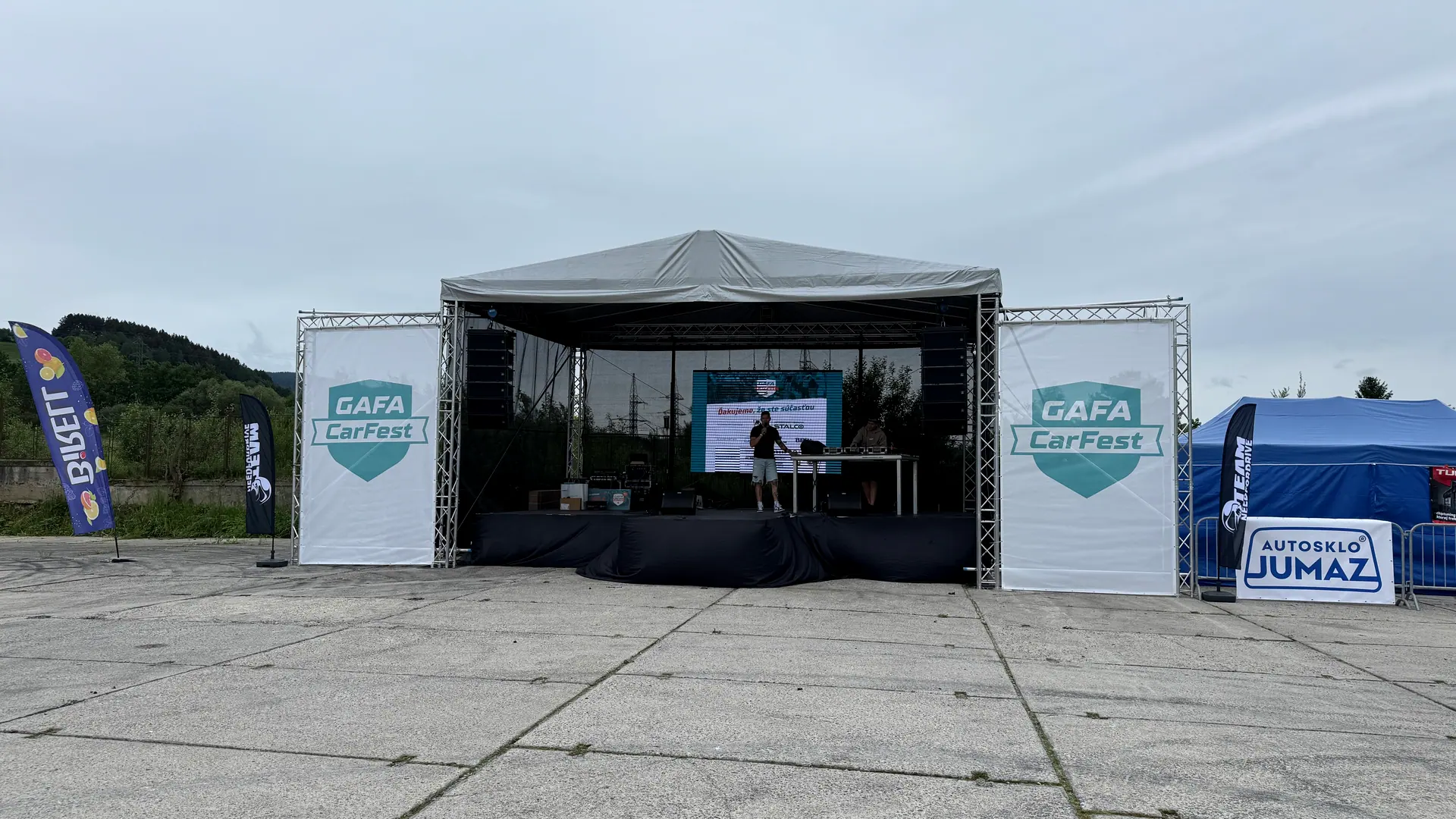 Prestrešené pódium s LED obrazovkou na podujatí GAFA Car fest
