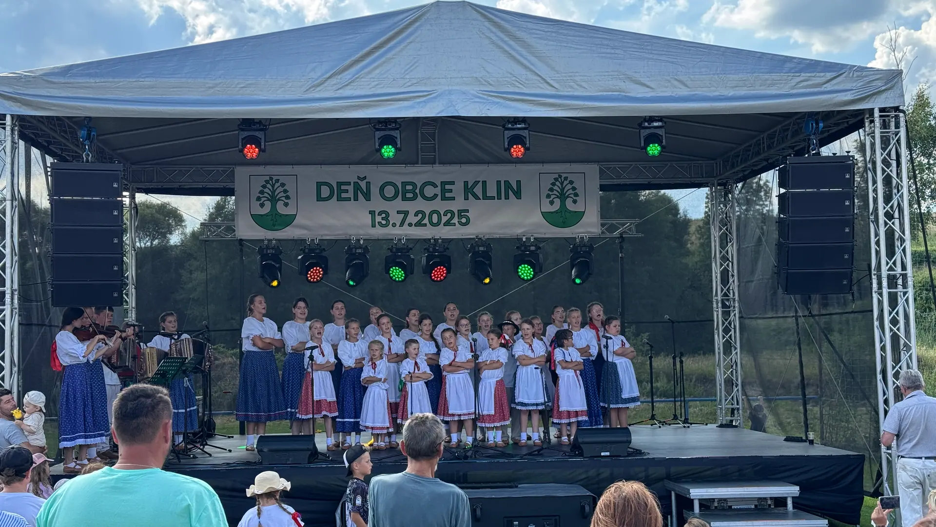Prestrešené pódium na Dni obce Klin s detským folklórnym súborom
