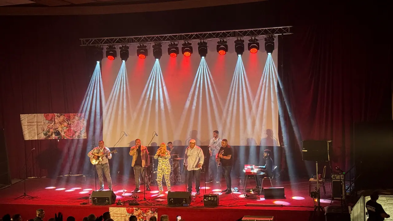 Koncert v hale s pohyblivým osvetlením nad pódiom