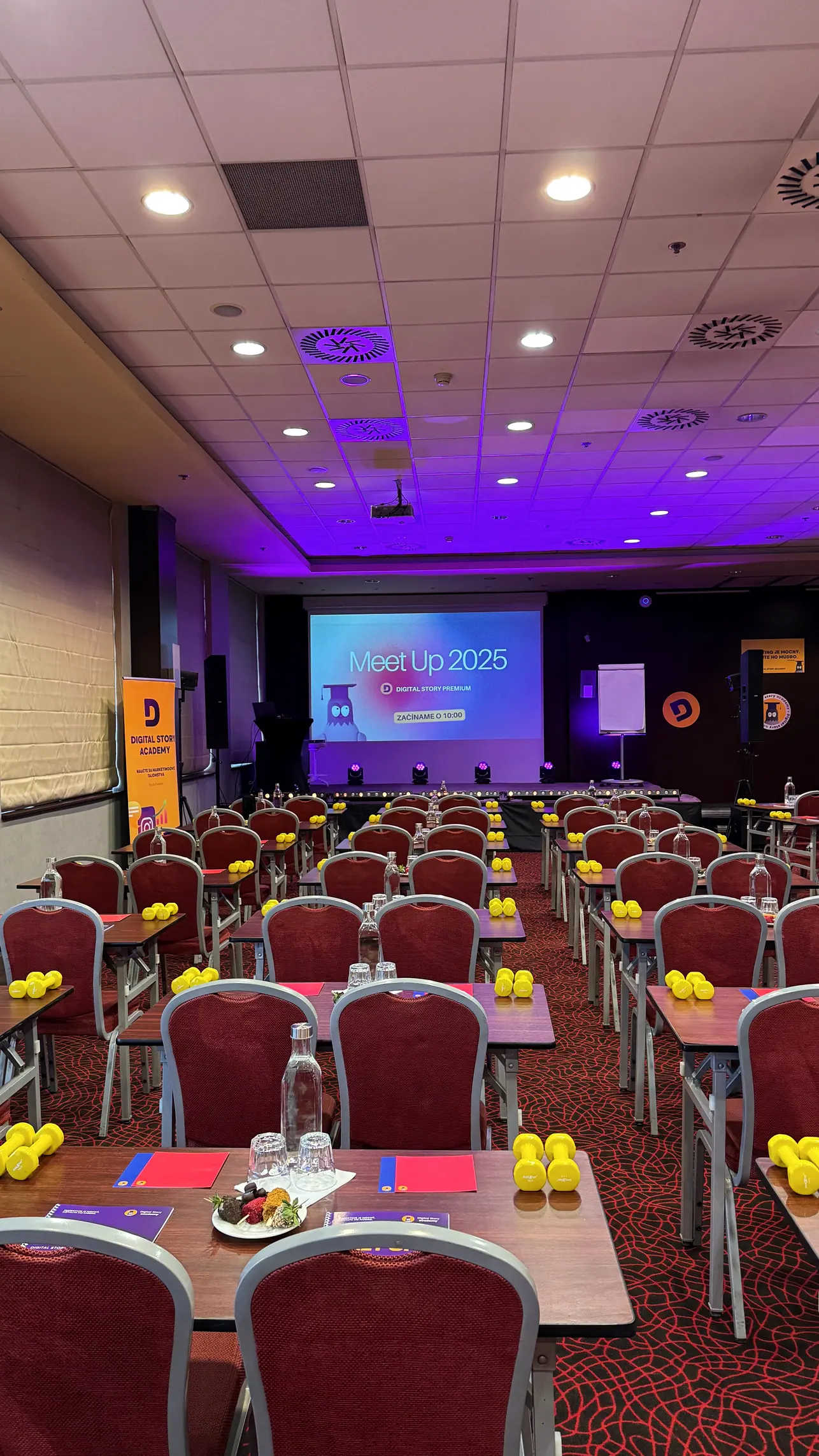 Konferenčná sála pripravená na Meet Up 2025 s premietaným programom