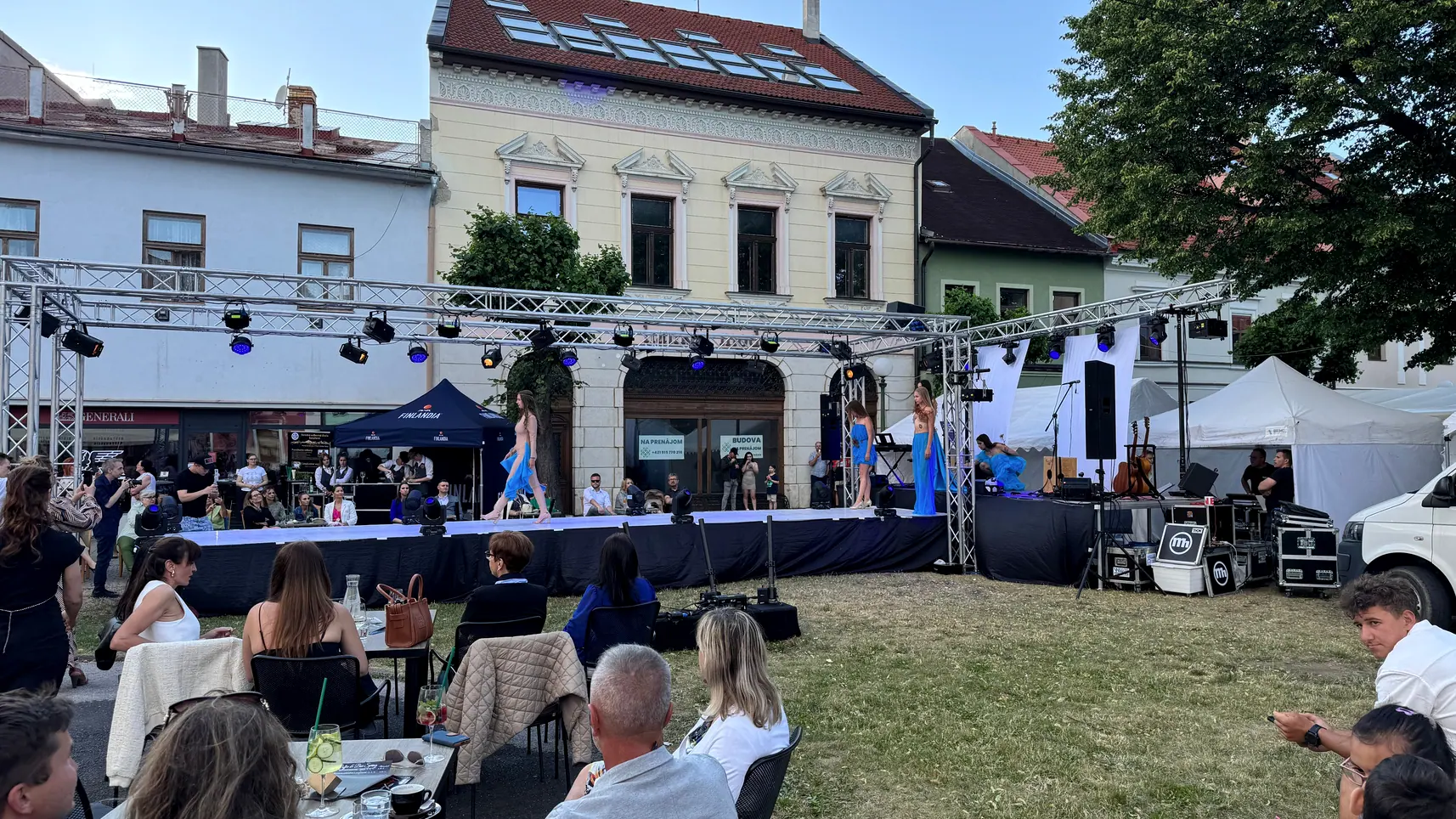 Modelky na móle počas charitatívnej módnej prehliadky v centre Kežmarku