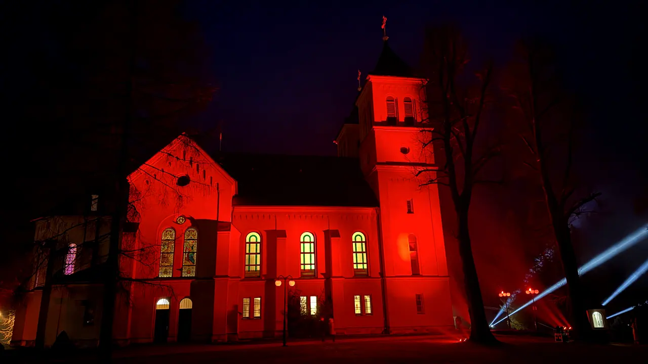 Architektúrne nasvietenie budovy počas večerného podujatia
