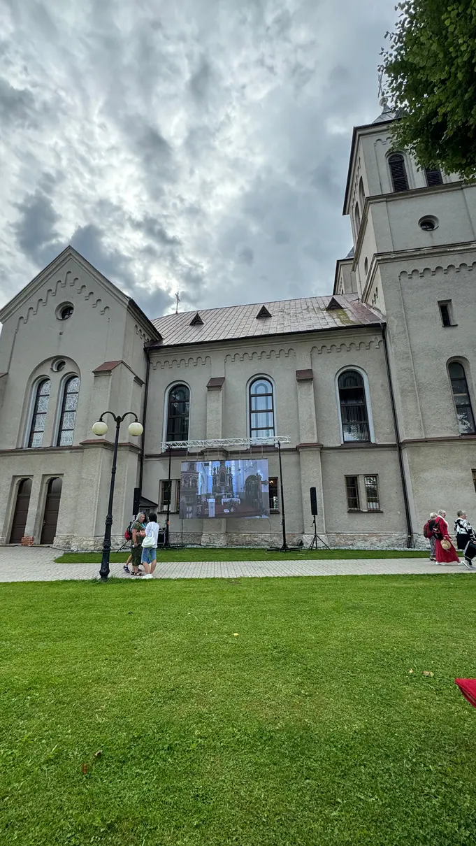 LED obrazovka na fasáde kostola s prenosom primičnej svätej omše