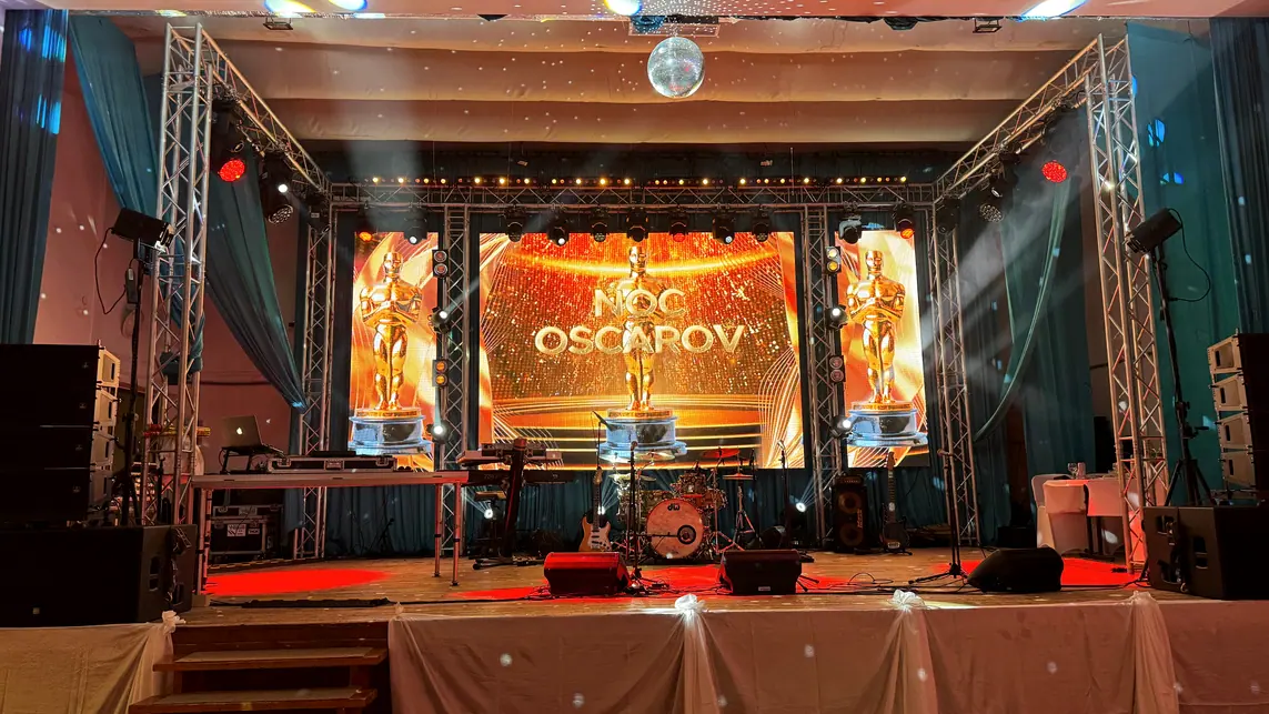 Pódium plesu s LED obrazovkou Noc Oscárov a disko guľou