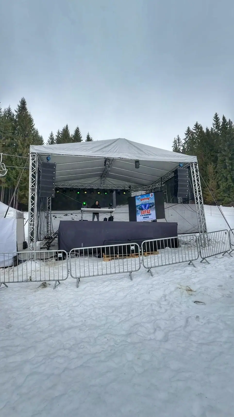 Prestrešené pódium so zasneženým lyžiarskym svahom Snow Festu v Oravskej Lesnej