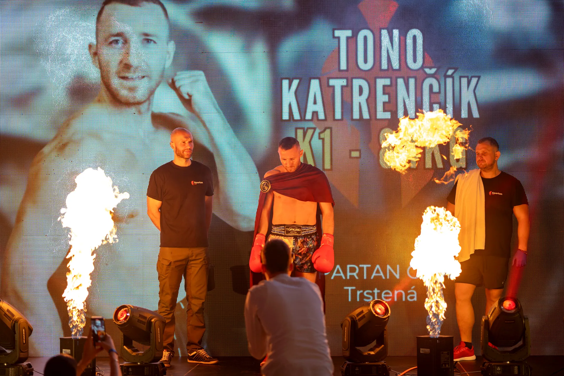 Nástup zápasníka pred LED obrazovkou s plameňovými efektmi na podujatí Spartan Warriors