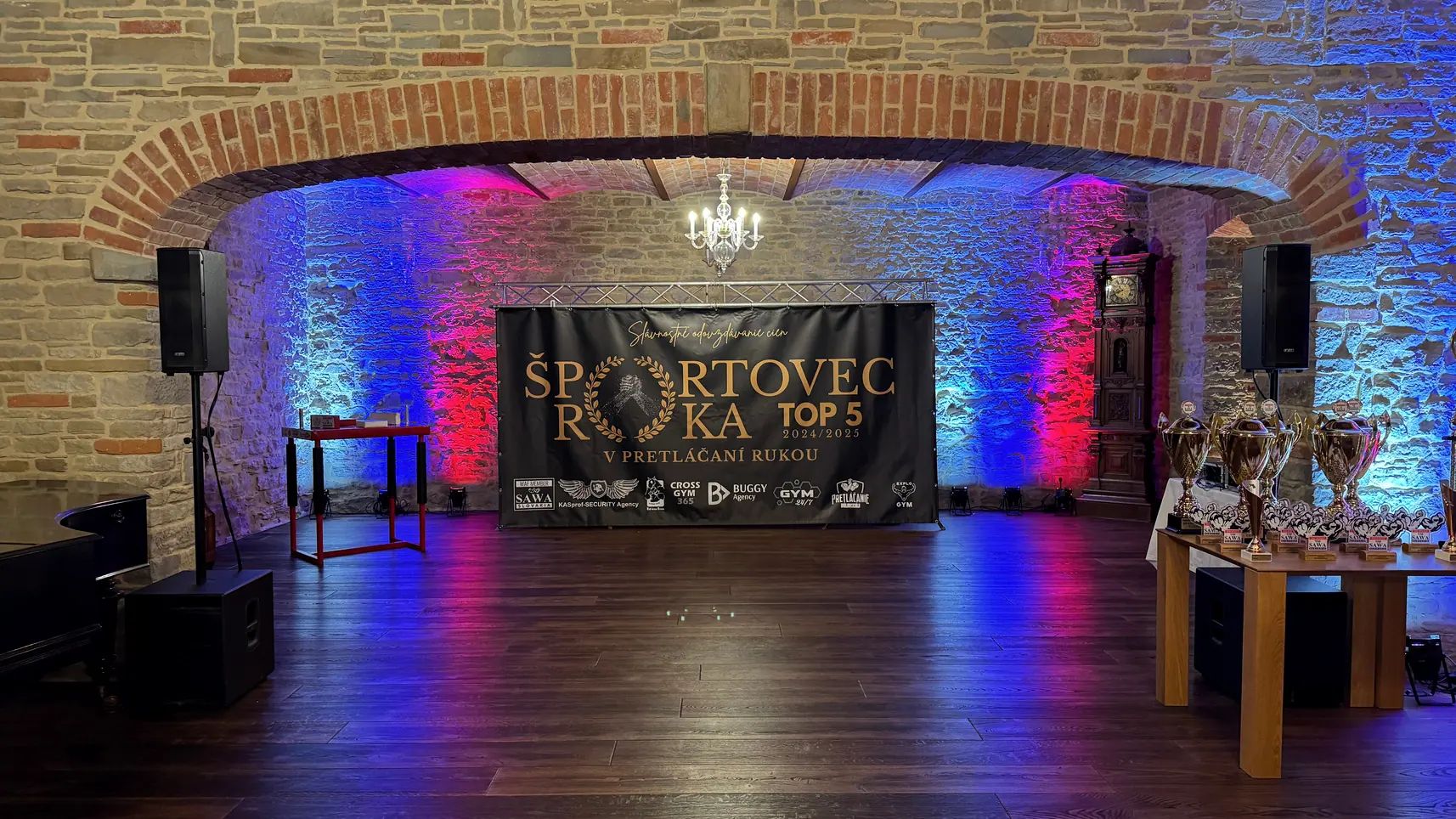 Transparent Športovec roka v pretláčaní rukou v kamennej klenutej sále kaštieľa