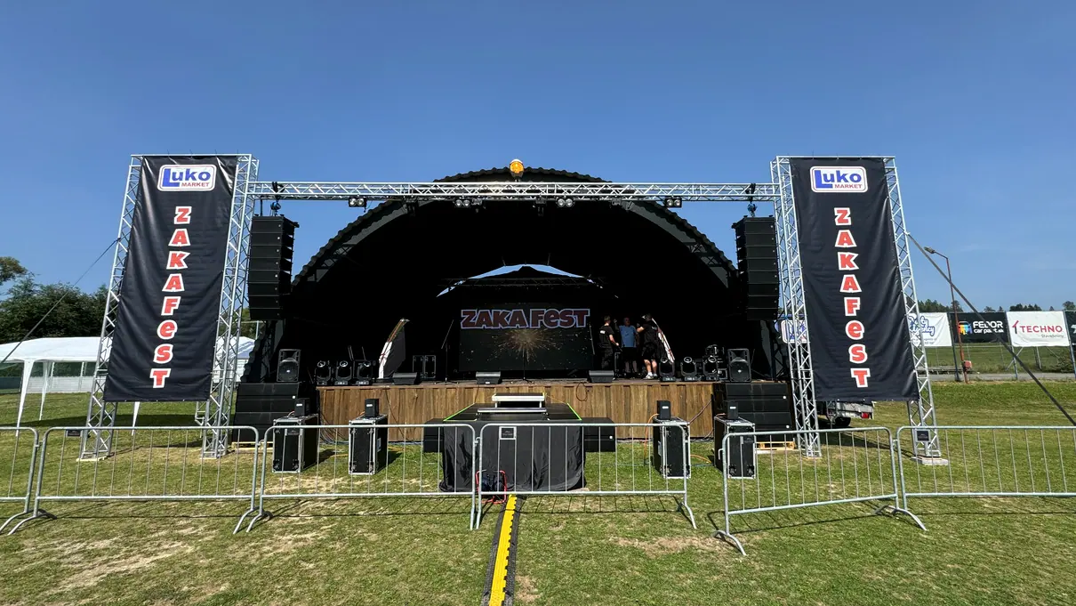 Oblúkové pódium s nápisom ZAKAFEST na LED obrazovke a reklamnými bannermi