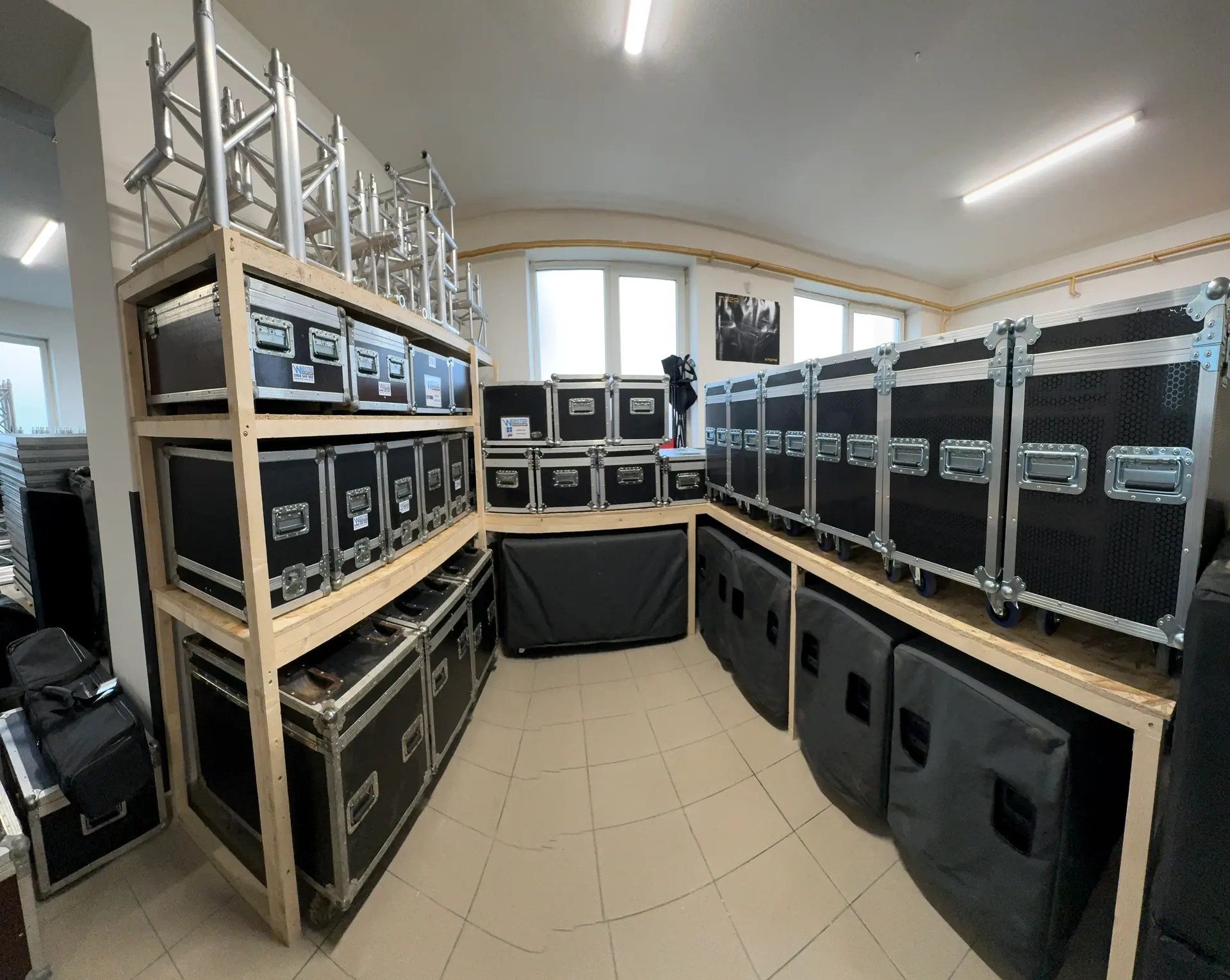Sklad techniky Webster Sound & Light s flightcasmi, truss dielmi a reproduktormi