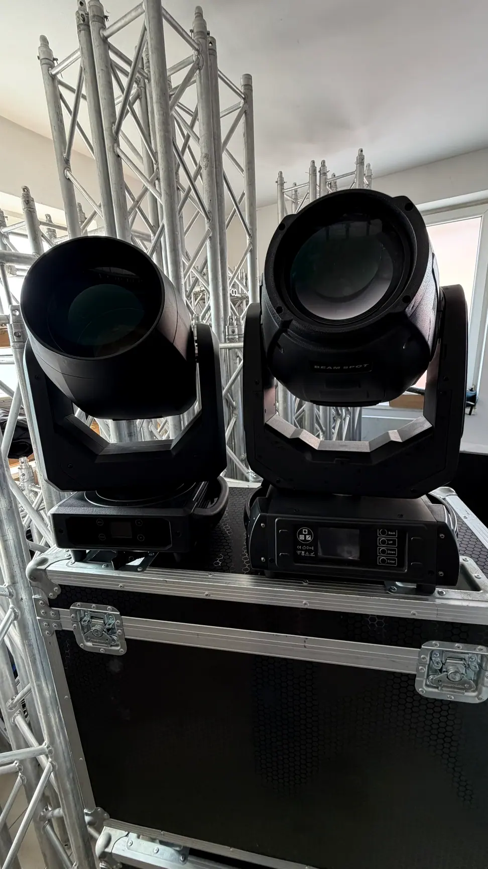 Dve pohyblivé hlavy beam na truss konštrukcii