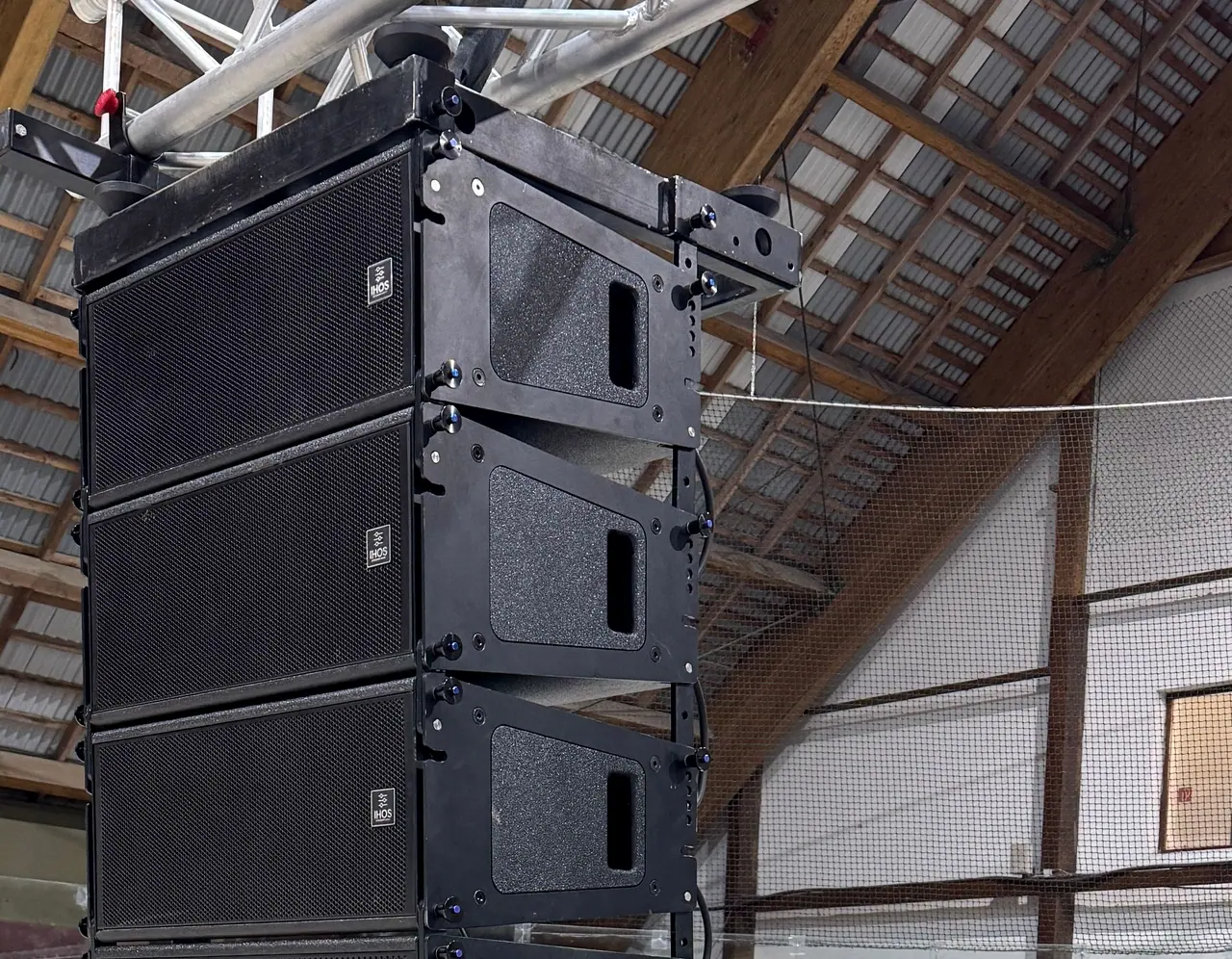 Zavesený line array pod truss konštrukciou