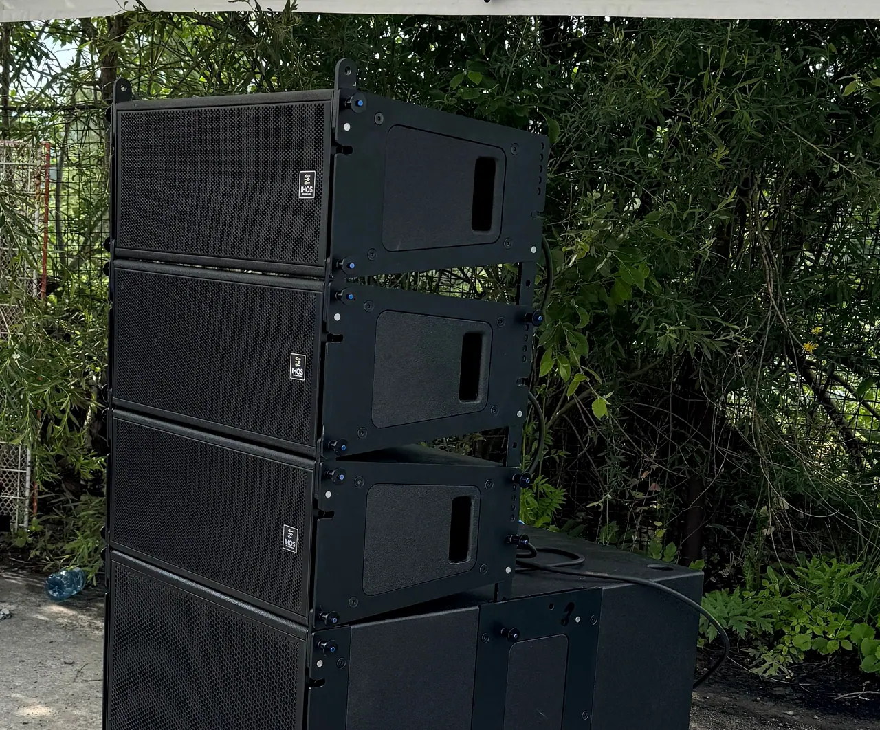 Line array s basovými reproduktormi pod stanom
